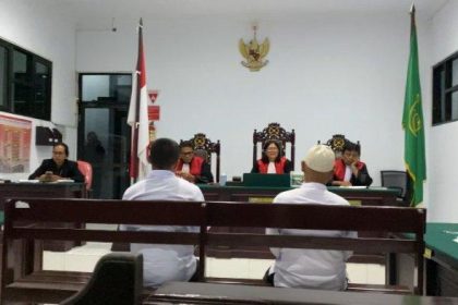 Dua terdakwa dalam perkara korupsi pembangunan DAM Parit di Desa Sariputih. Sumber ; tribunambon.com