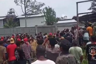 Warga Desa Haya saat mendatangi kantor PT. Waragonda untuk menghentikan aktivitas penambangan pasir granit. Sumber ; tribunambon.com