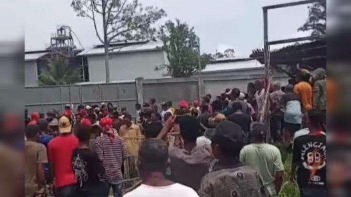 Warga Desa Haya saat mendatangi kantor PT. Waragonda untuk menghentikan aktivitas penambangan pasir granit. Sumber ; tribunambon.com