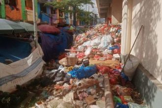 Tumpukan sampah di belakang gedung Pasar Mardika, Desa Batu Merah. Sumber ; tribunambon.com