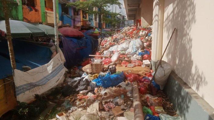 Tumpukan sampah di belakang gedung Pasar Mardika, Desa Batu Merah. Sumber ; tribunambon.com