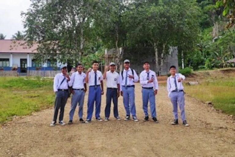 Siswa SMA Nurul Hasan saat berjalan menuju sekolah. Sumber ; ambon.antaranews.com