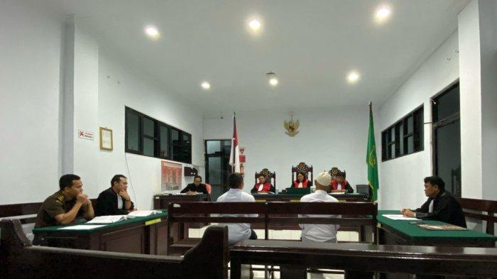 Sidang tuntutan dua terdakwa Korupsi pembangunan DAM Parit di Desa Sariputih. Sumber ; tribunambon.com