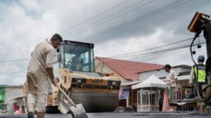 Perbaikan jalan lintas Halmahera di ruas Desa Lukulamo. Sumber ; tribunternate.com
