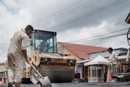Perbaikan jalan lintas Halmahera di ruas Desa Lukulamo. Sumber ; tribunternate.com