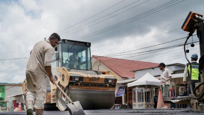 Perbaikan jalan lintas Halmahera di ruas Desa Lukulamo. Sumber ; tribunternate.com