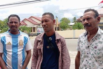 Perangkat Ohoi Watkidat usai mendatangi Polres Malra. Sumber ; tribunambon.com