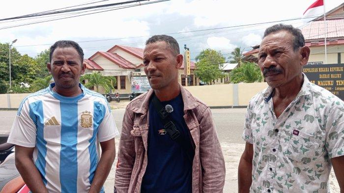 Perangkat Ohoi Watkidat usai mendatangi Polres Malra. Sumber ; tribunambon.com