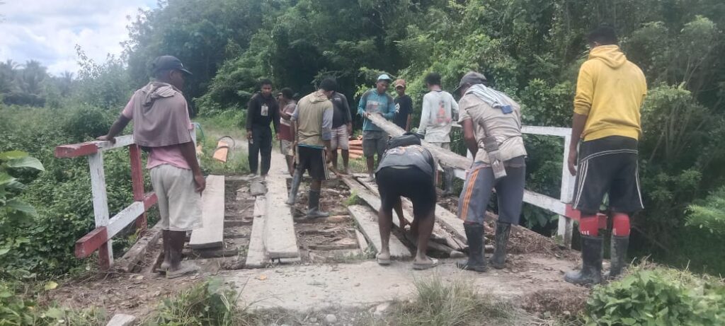 Warga Seti bergotong-royong membangun akses jembatan. Sumber ; titastory.id