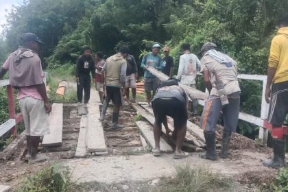 Warga Seti bergotong-royong membangun akses jembatan. Sumber ; titastory.id