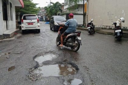 Kondisi badan jalan BTN Kanawa, Desa Batu Merah. Sumber ; tribunambon.com
