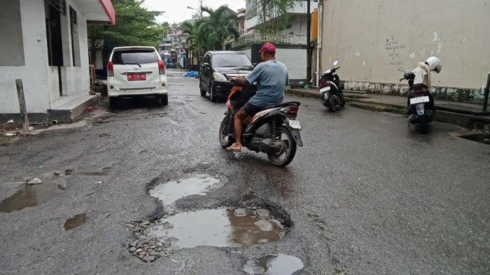 Kondisi badan jalan BTN Kanawa, Desa Batu Merah. Sumber ; tribunambon.com