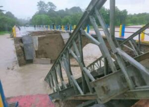 Kondisi Jembatan Waymer yang terputus akibat banjir. Sumber ; rri.co.id