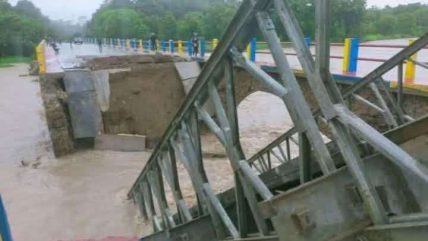 Banjir di Desa Dawang Sebabkan Jembatan Ambruk