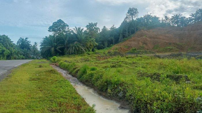 Kondisi drainase yang tertutup tanah bekas tambang galian c. Sumber:Tribun-Sulbar.com.