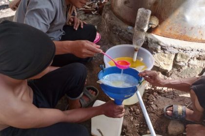 Proses pembuatan minyak berbahan Pohon Nilam. Sumber: beritasulbar.com
