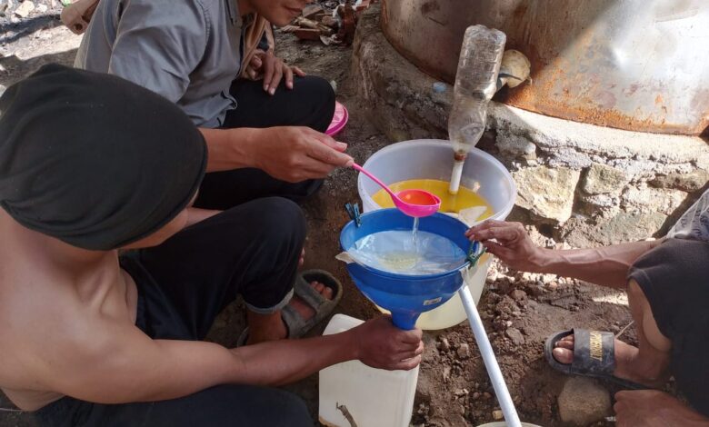 Proses pembuatan minyak berbahan Pohon Nilam. Sumber: beritasulbar.com