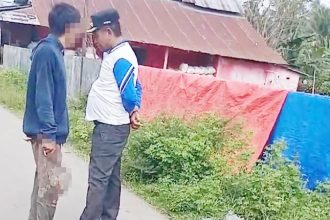 Kades Cisadane, Ismail saat diancam warganya menggunakan clurit. Sumber: detik.com