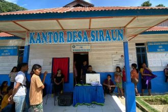 Pelayanan KTP Elektronik di Kantor Desa Siraun. Sumber: Mekora.id