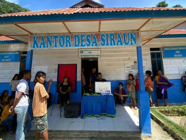 Pelayanan KTP Elektronik di Kantor Desa Siraun. Sumber: Mekora.id
