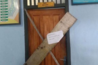 Kondisi Kantor Desa Gotowasi disegel warga. Sumber : TribunTernate.com