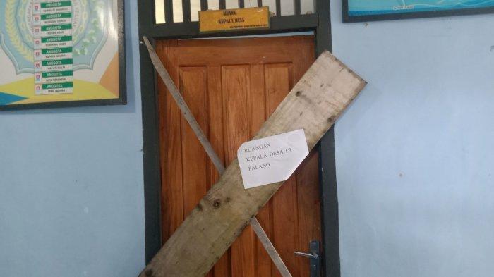 Kondisi Kantor Desa Gotowasi disegel warga. Sumber : TribunTernate.com