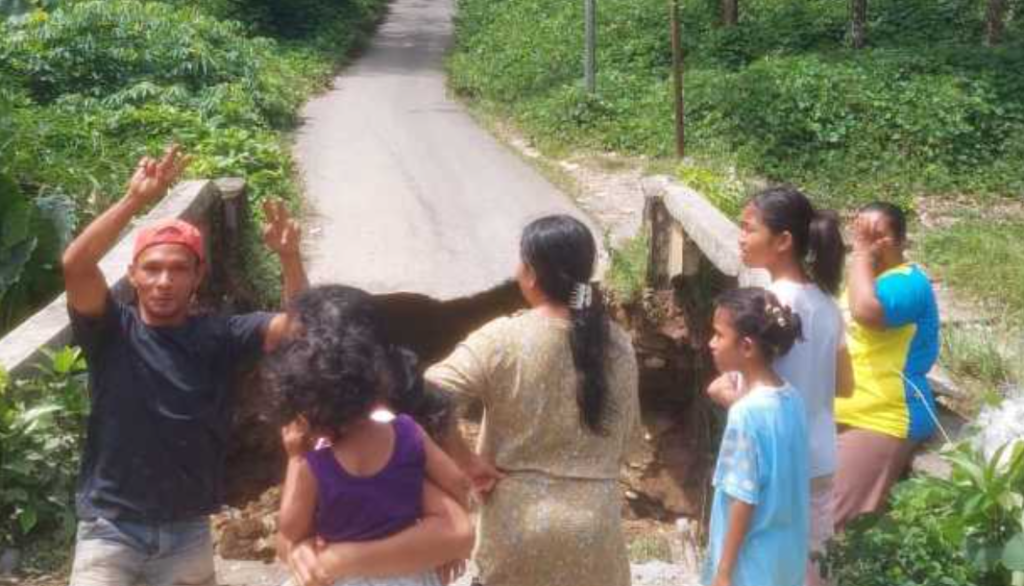 Kondisi Jembatan yang Ambruk.Sumber: www.wartalive.co.id
