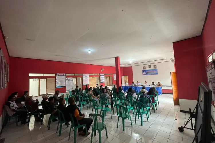Pemdes Selajambe, Kecamatan Sukaluyu, melaksanakan kegiatan Musdes perubahan di aula desa. Sumber: Radar Cianjur