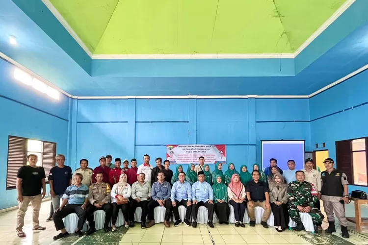 Kepala Desa Sukasirna beserta seluruh staf melakukan foto bersama setelah melaksanakan sosialisasi. Sumber: PEMDES SUKASIRNA