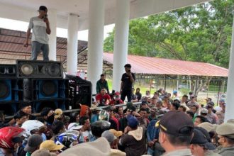 Aksi unjuk rasa gabungan petani Desa Tawamelewe dan Kasaeda. Sumber: Tribunnewssultra.com
