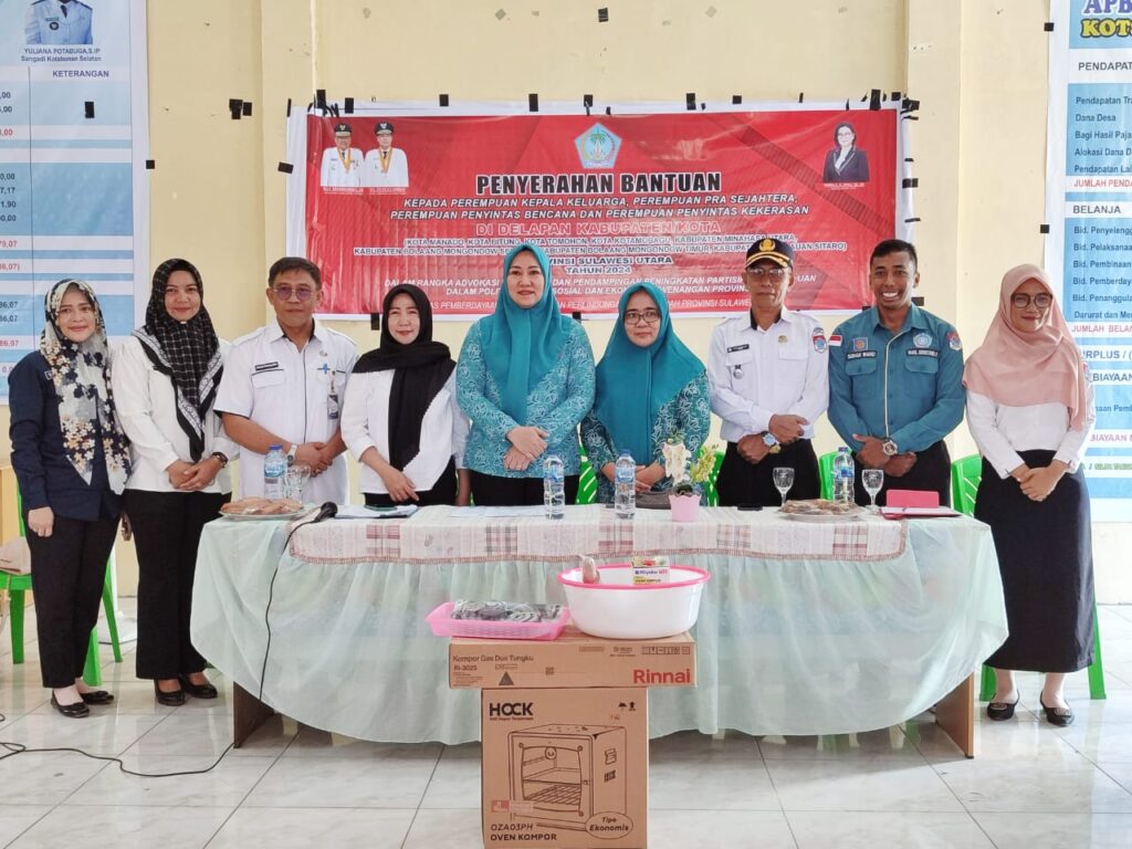 Kepala Desa Kotabunan Selatan, Yuliana Potabuga (tengah). Sumber:pikiranrakyat.com.