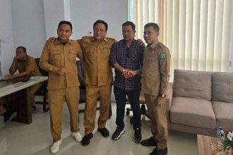 Kades Mattiro Walie dan Ketua Badan Keuangan Daerah saling rangkul. Sumber: tribunnews.com