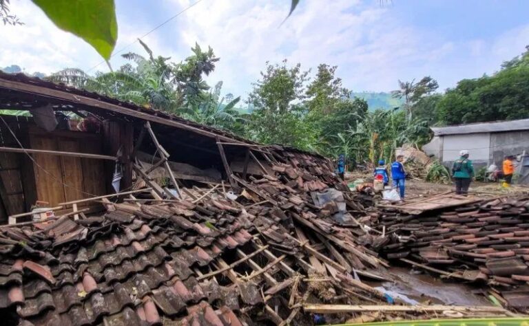 Tim gabungan melakukan asesmen rumah warga terdampak banjir bandang di Desa Tambak Ukir, Kecamatan Kendit, Situbondo, Jatim. Sumber: Antara