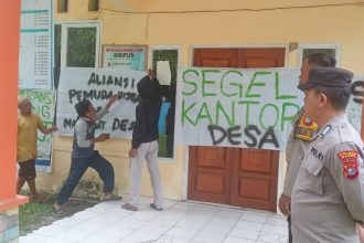 Demontrasi yang dilakukan oleh warga Desa Limbong Timur. Sumber: Fajar.co.id