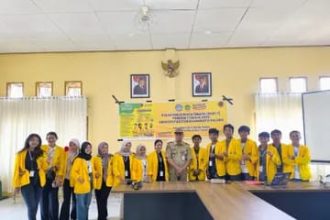 Kegiatan pelatihan digitalisi desa oleh mahasiswa KKN Tematik Universitas Cokroaminoto Palopo (UNCP). Sumber: Tribunluwu.com
