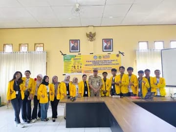 Kegiatan pelatihan digitalisi desa oleh mahasiswa KKN Tematik Universitas Cokroaminoto Palopo (UNCP). Sumber: Tribunluwu.com