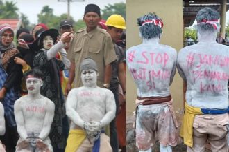 Warga saat melakukan aksi penyampaian aspirasi di Kantor Desa Lampuara. Sumber: Belopainfo.co