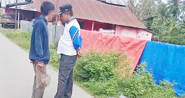 Kades Cisadane, Ismail saat diancam warganya menggunakan clurit. Sumber: detik.com
