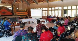 Tim Monev realisasi pemanfaatan BKK Badung oleh 128 desa di Buleleng di Gedung Laksmi Graha Buleleng,. Sumber foto : NusaBali