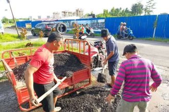 Perbaikan jalan di Desa Paniki Baru. Sumber: RRI.co.id