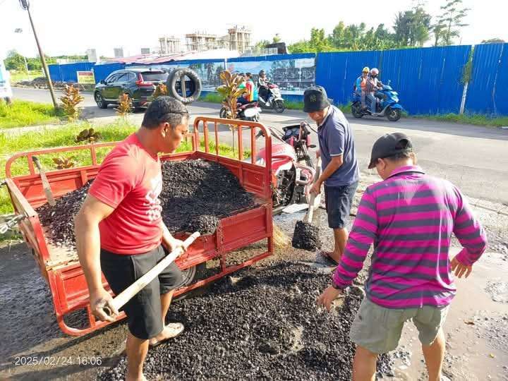 Perbaikan jalan di Desa Paniki Baru. Sumber: RRI.co.id