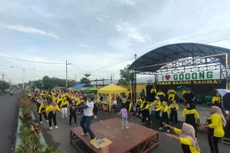 Kepala Desa Godong Dwi Marwati membaur bersama warga saat mengikuti senam bersama di acara CFD Taman Basra Desa Godong. Sumber: Radar Jombang