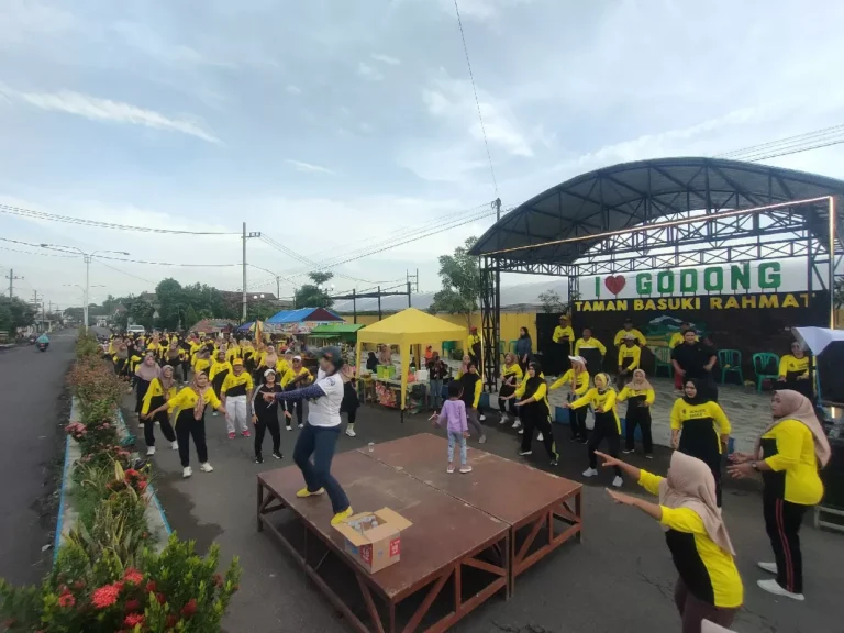 Kepala Desa Godong Dwi Marwati membaur bersama warga saat mengikuti senam bersama di acara CFD Taman Basra Desa Godong. Sumber: Radar Jombang