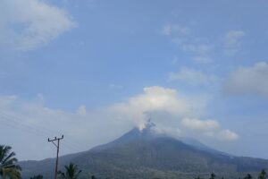 Ilustrasi Gunung Lewotobi Laki-Laki. Sumber foto : Pos-Kupang