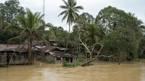 Akses menuju 2 desa di Bima, NTB, terputus akibat banjir bandang. Sumber foto : Antara