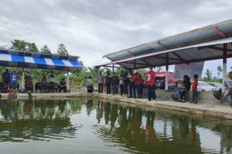 Suasana lomba memancing yang digelar BUM Desa Merah Putih, Kampung Nawaripi. Sumber ; tribunpapua.com