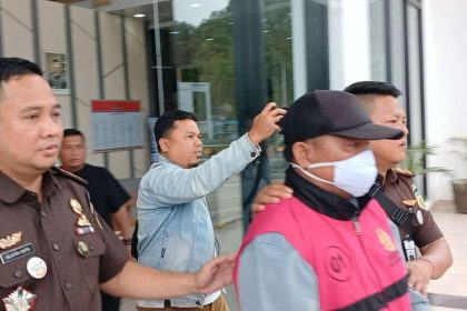 Kades Petanang saat dikawal petugas menuju mobil tahanan usai ditetapkan sebagai tersangka. Sumber: rri.co.id