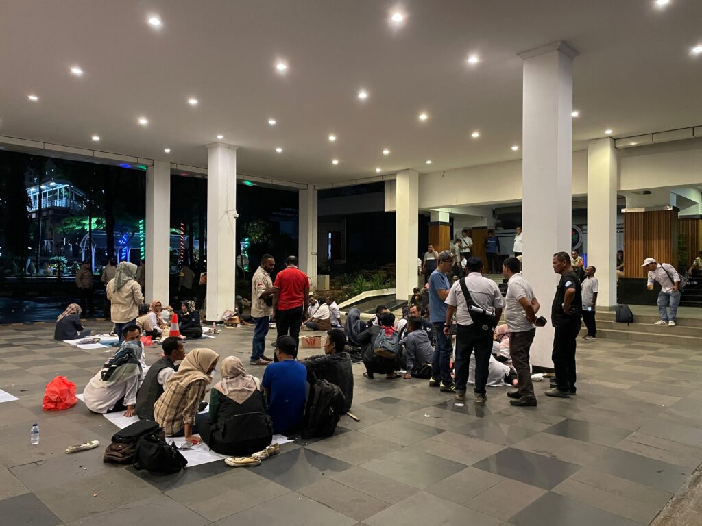 Aliansi pendamping desa merah putih bertahan sampai malam hari sebelum membubarkan diri pukul 7 malam. Sumber: dokumentasi kolomdesa.com