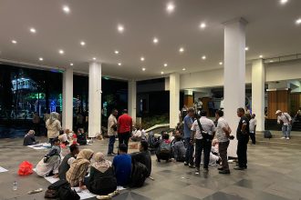 Aliansi pendamping desa merah putih bertahan sampai malam hari sebelum membubarkan diri pukul 7 malam. Sumber: dokumentasi kolomdesa.com