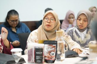 Dewi Srikandi sedang berbicara dan menyuarakan pendapat di salah satu forum. Sumber foto: dokumentasi Migrant Care.